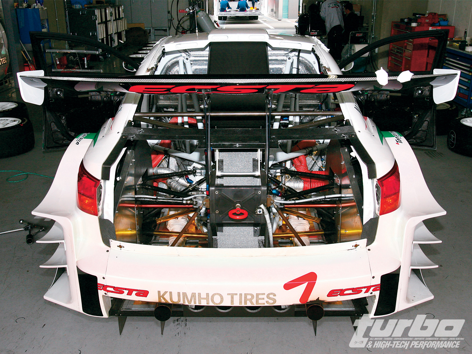 turp_0811_12_o+lexus_is350_team_takeuchi_super_gt+engine_bay.jpg