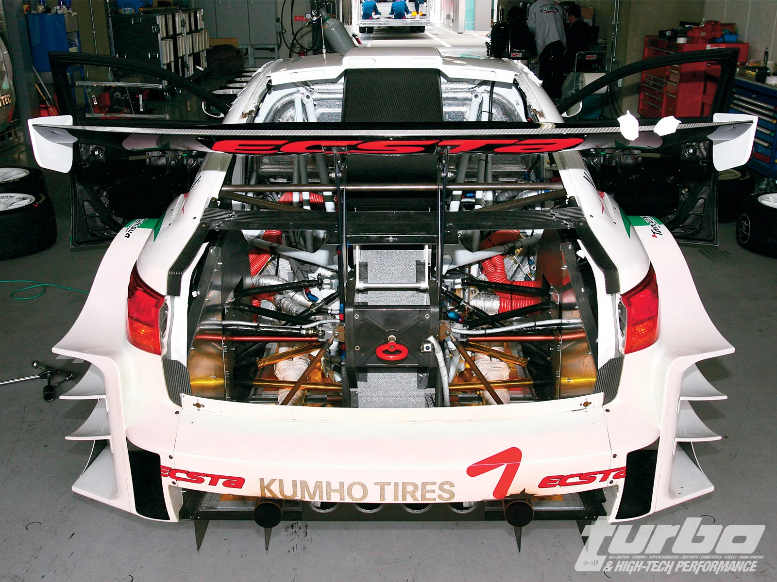 turp_0811_12_o+lexus_is350_team_takeuchi_super_gt+engine_bay.webp
