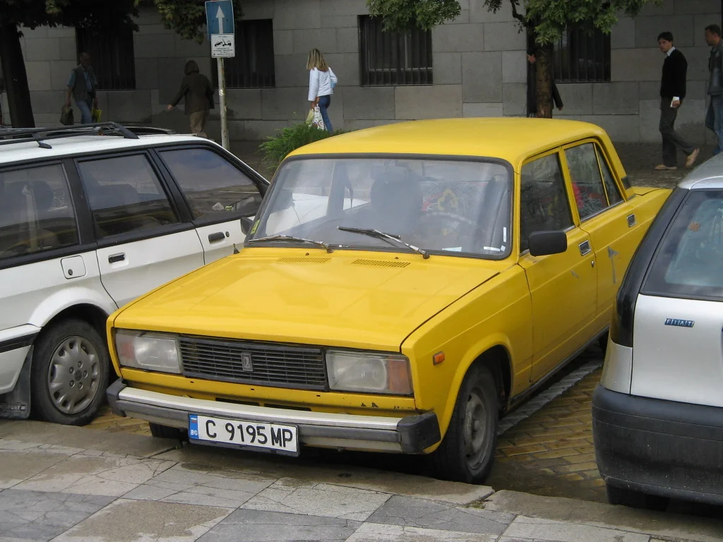 Yellow_Lada_2105_in_Sofia123.webp