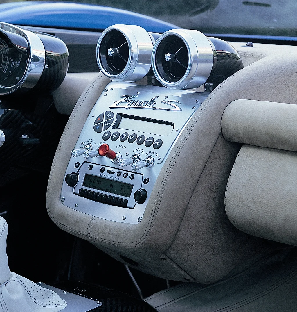 zonda_c12S_dashboard_grey.webp