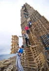 1001pallets.com-pallet-tower-for-the-world-largest-bonfire-2-600x862.webp