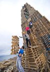 1001pallets.com-pallet-tower-for-the-world-largest-bonfire-2-600x862.jpg